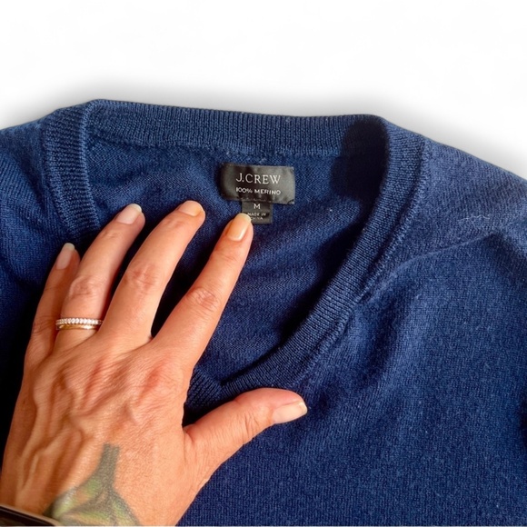 J crew women’s medium navy blue 100% merino wool sweater - Picture 3 of 6